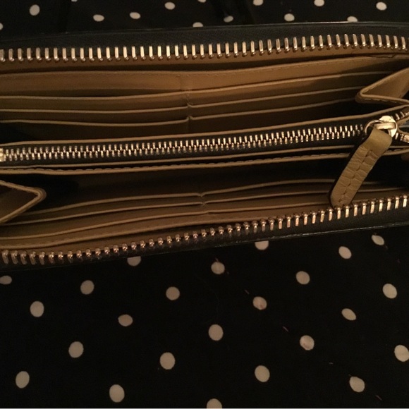 AUTHENTIC BURBERRY WALLET - Picture 6 of 13